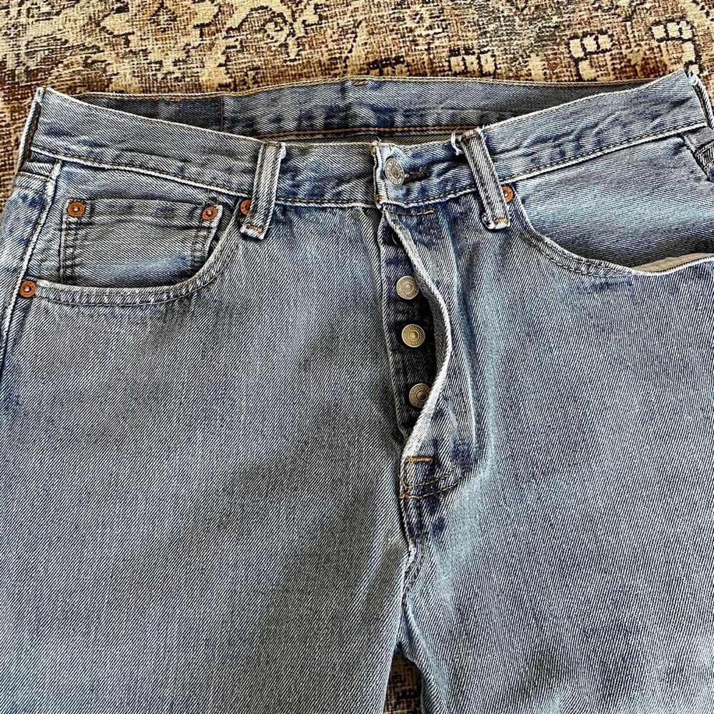 Vintage Levi’s 501 High Waisted Straight Leg Jeans in Light Wash - 32 - Picture 4 of 5